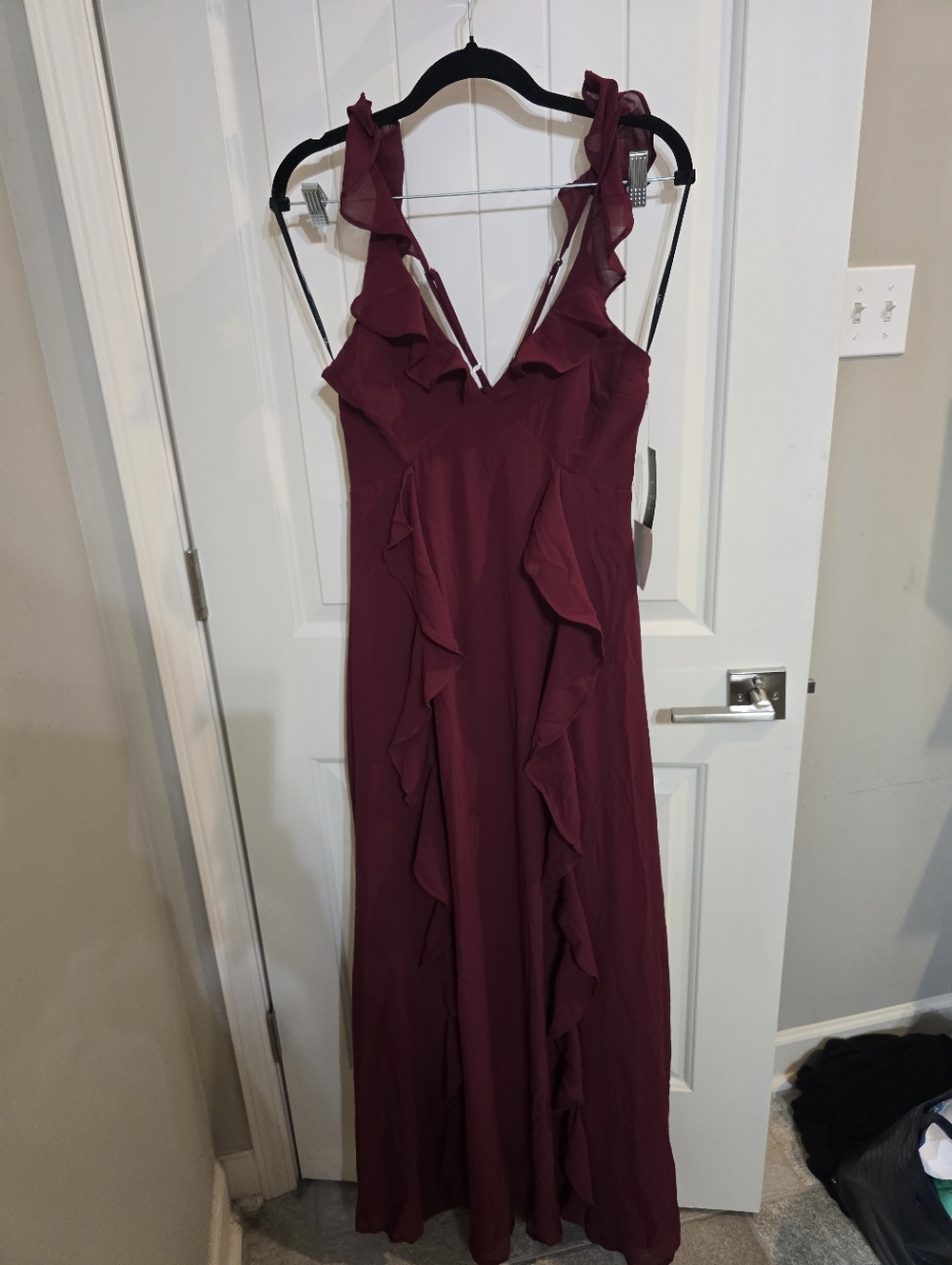 NWT Lulus Maxi Red Purple Ruffled V-Neck Maxi Dress in Burgundy Small Bridesmaid - Picture 2 of 6